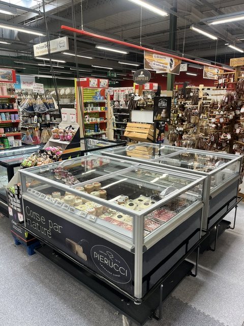 Îlot de congélation CAGIFRAIS habillé aux couleurs d'une marque corse en magasin