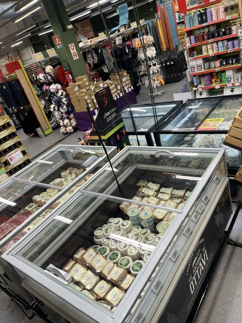 Vitrine réfrigérée CAGIFRAIS au rayon fromages